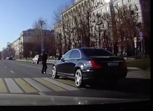 Супер-дед VS водитель Mersedes: видео